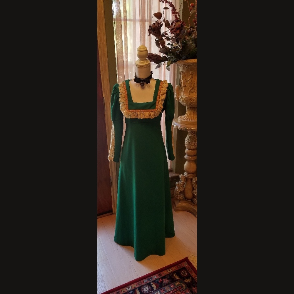 Beautiful 70s dress!